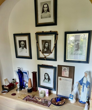 Altar of the five Masters of the Kriya Yoga Path